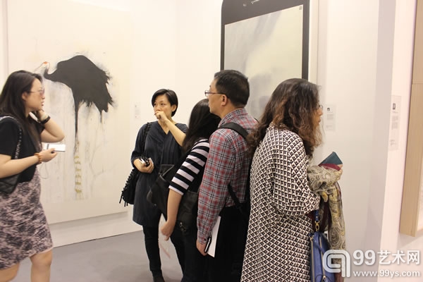 华府艺术空间展位上出现的现场导览参观团