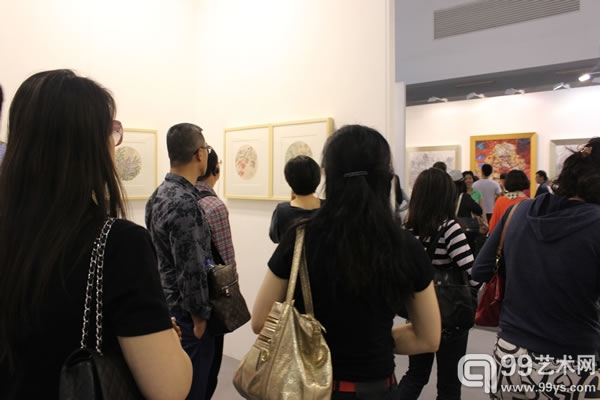 华府艺术空间展位上川流不息的观众