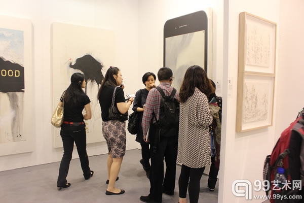 现场导览参观团在蔡广斌画作前驻足