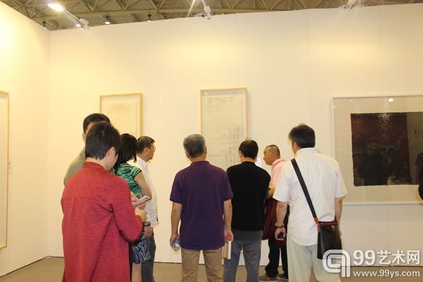 仔细欣赏王天德画作的观众