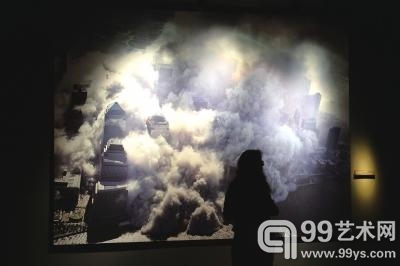 　14日，纽约，9·11国家纪念博物馆，民众在世贸双子塔遭攻击的图像前观看。