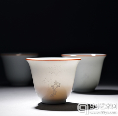 甜白釉堆石竹纹盖碗及杯一套
