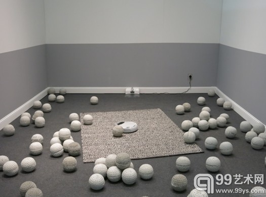 唐衲天，《Zone 1》, 水泥部件、机器人吸尘器、地毯，尺寸可调，2014