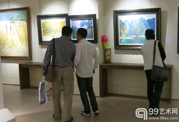 观众正在交流、欣赏展览作品