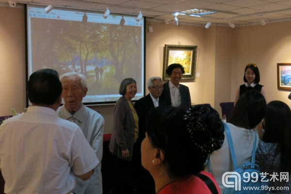 展览开幕式现场，许多老师、学生前来欣赏艺术作品