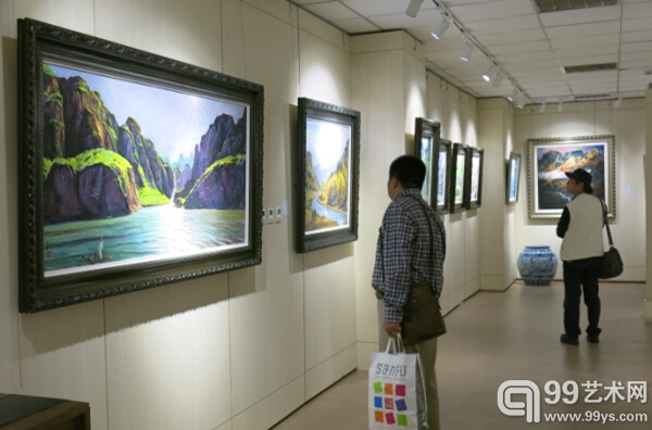 展览现场观众正在认真的欣赏油画作品