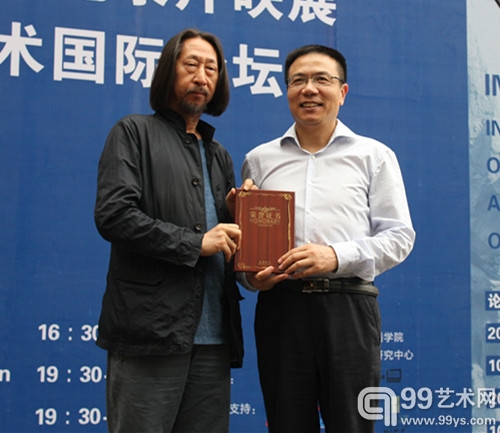 西南交通大学校长徐飞向艺术家王广义颁发兼职教授证书
