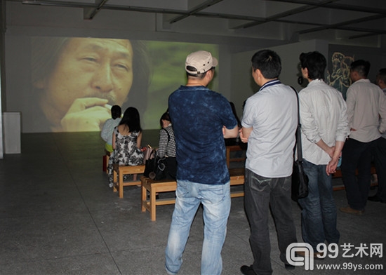 观众正在展厅观看《奇美拉——王广义》