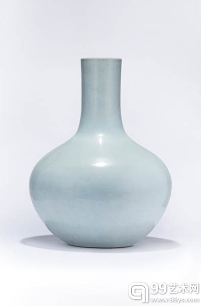 Lot 4022 清雍正 仿汝釉天球瓶 H：73cm
