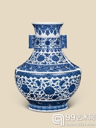 清乾隆 青花缠枝莲纹贯耳尊 