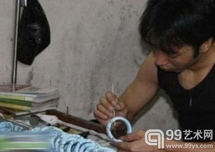 对洗过底的石料人工加色