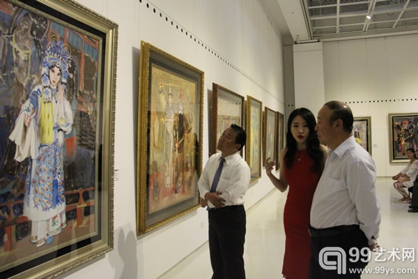 米巧铭陪同内蒙古自治区政府副主席刘新乐参观画展