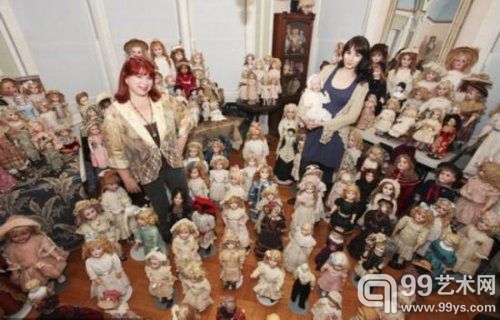 2011年6月22日，美国布鲁克林，凯特琳与女儿和玩偶合影。凯特琳痴迷各种玩偶，家中收集有各国各式各样上千种玩偶 ，有的属于很古老的玩偶，她已经收集了25年。