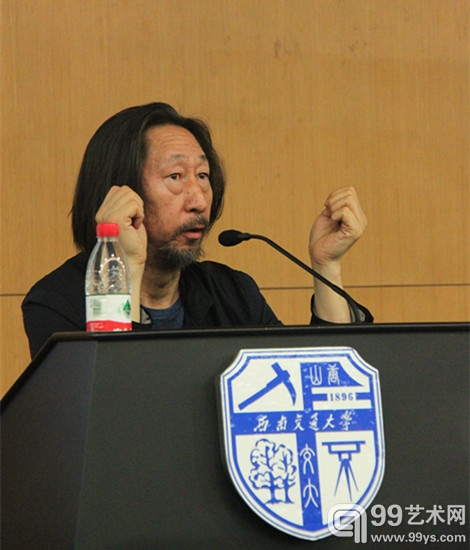艺术家王广义正在回答学生们的问题