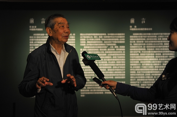 殷保康接受记者采访