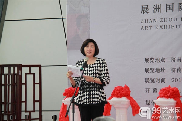 济南市美术馆馆长 杜华主持开幕式