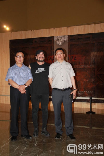 艺术家孙国庆（中）与艺术区顾问赵诗文（左）