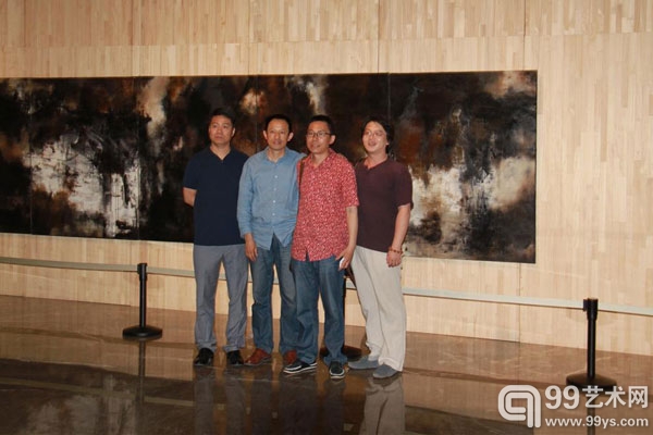 艺术家杜春辉（右二）在展览现场