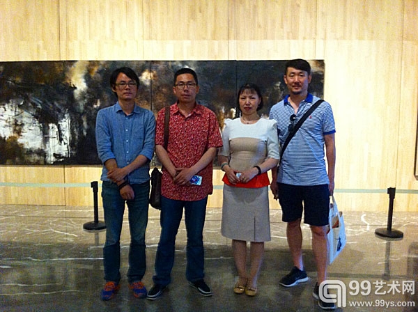 艺术家杜海军（左一）在展览现场