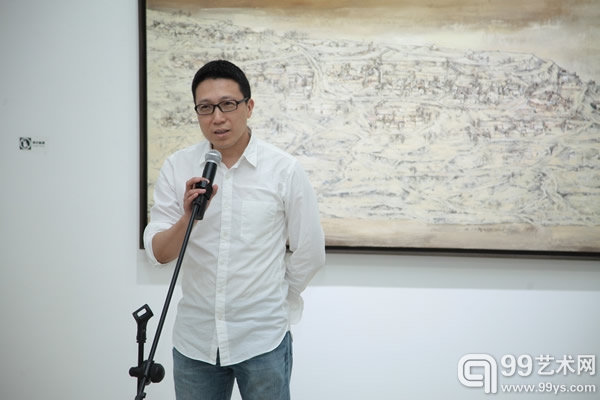 久画廊艺术总监靳军在开幕式上致辞
