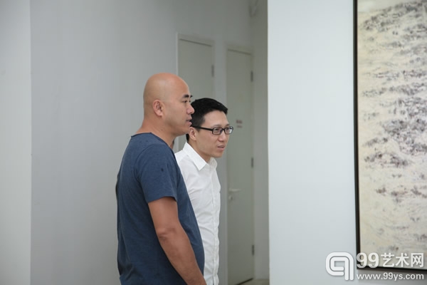 艺术家艾安与久画廊艺术总监靳军