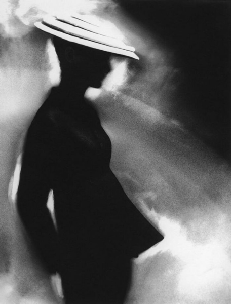 © LILLIAN BASSMAN, Tunic Suit, Sunny Harnett (suit by Charles James), 1955 Courtesy of CAMERA WORK (Berlin) and Lillian Bassman Estate