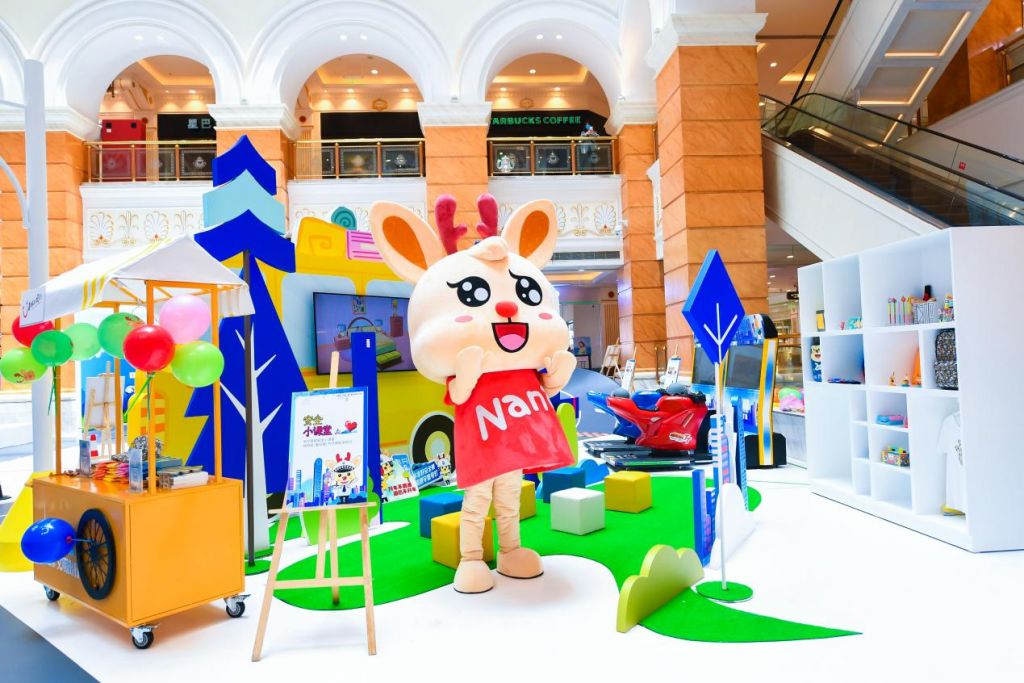 中南置地安全斑马线交通公益潮玩展开幕引领交通安全新潮流