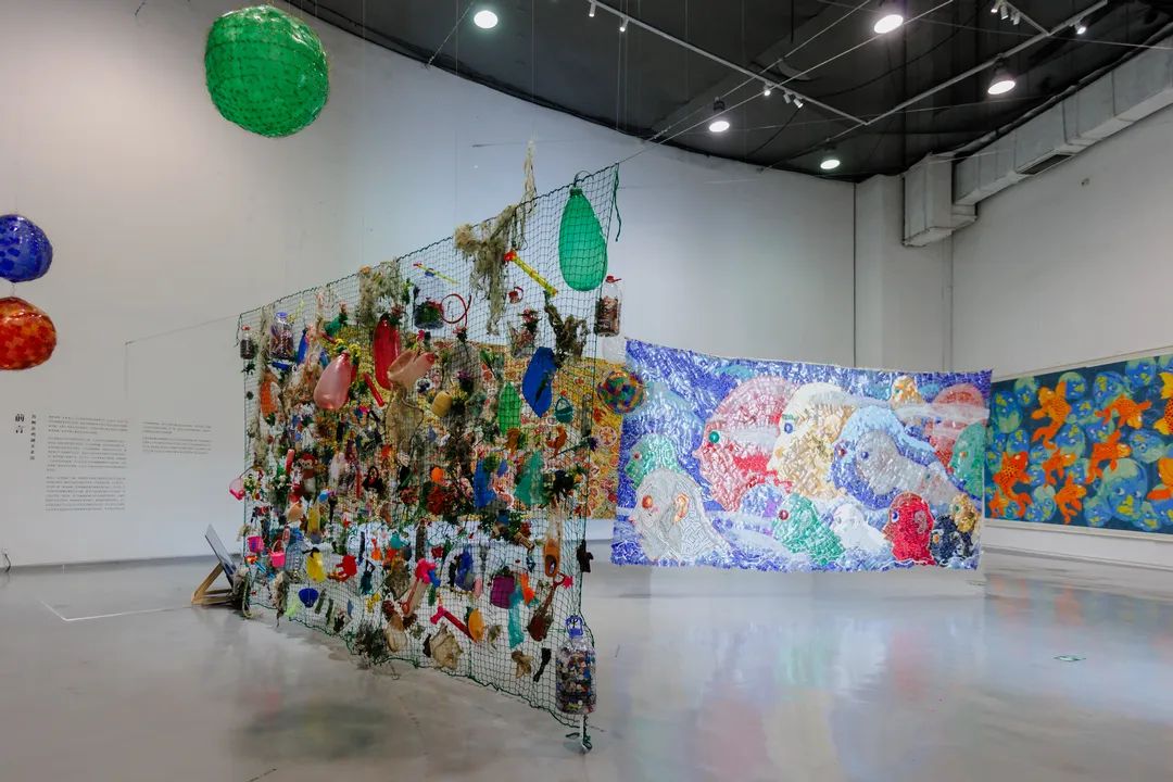 “大浪淘金——方力钧艺术展”现场 苏州金鸡湖美术馆