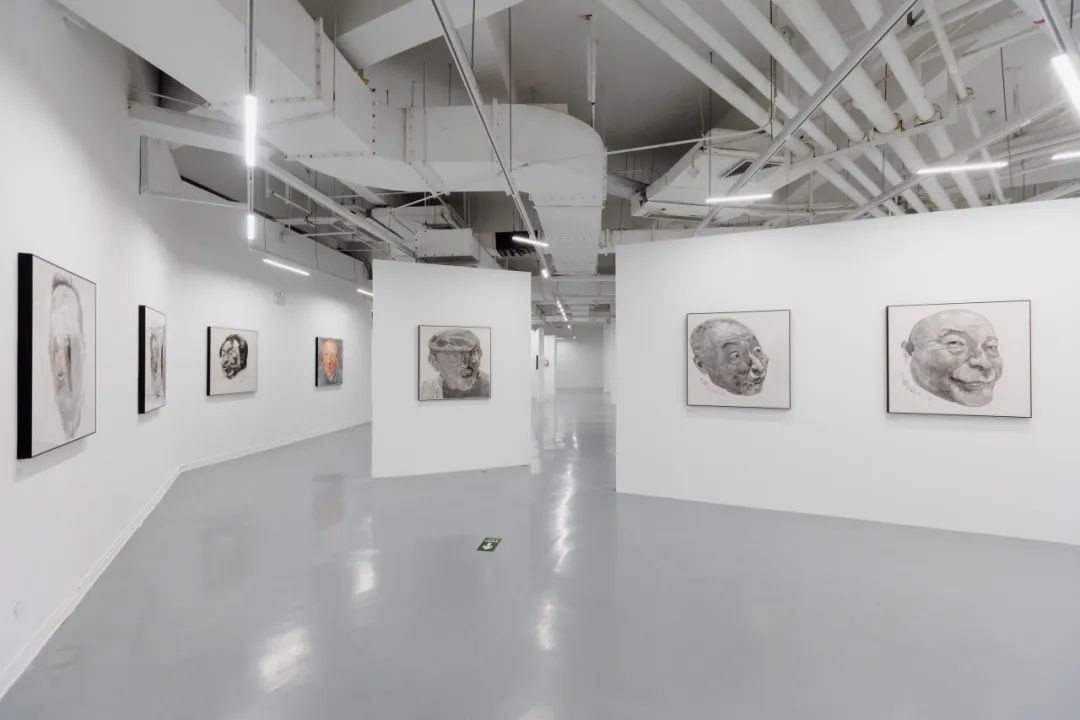 “大浪淘金——方力钧艺术展”现场 苏州金鸡湖美术馆