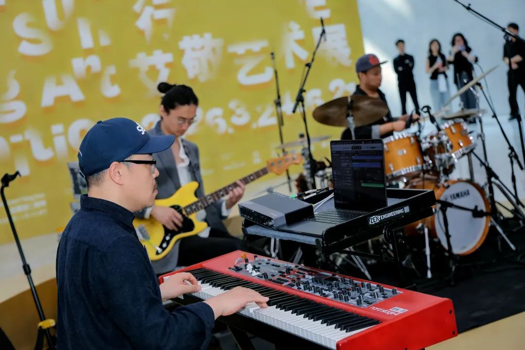 红手乐队现场演奏