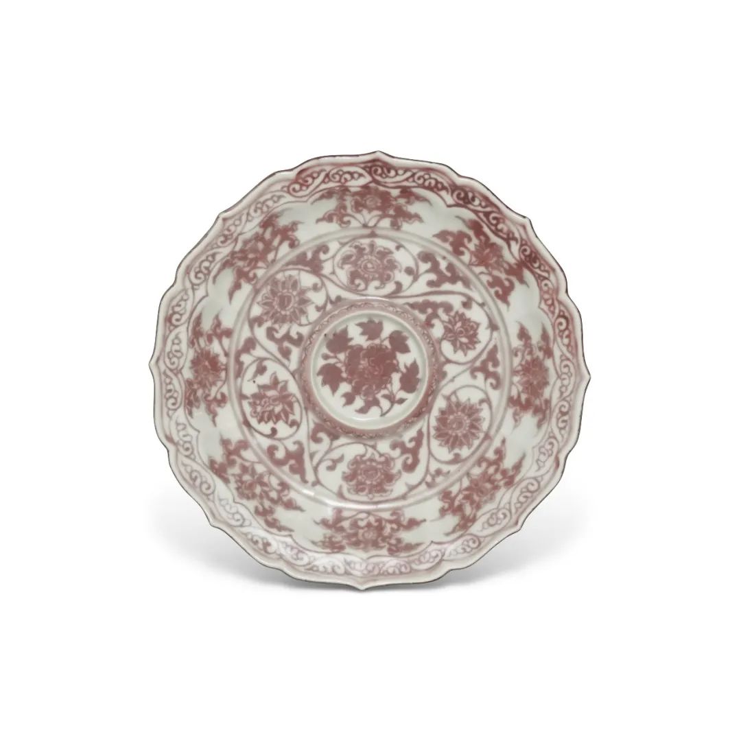 明洪武 釉里红缠枝花卉纹菱口盏托