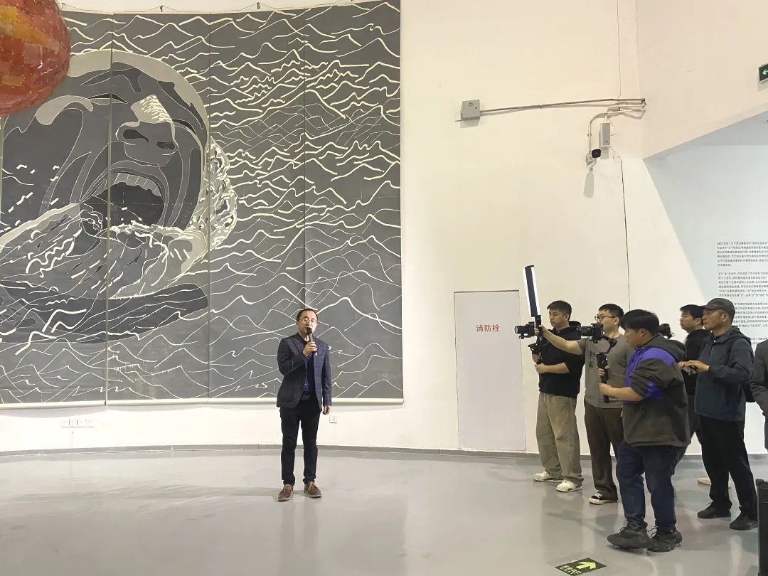 “大浪淘金——方力钧艺术展”现场 苏州金鸡湖美术馆