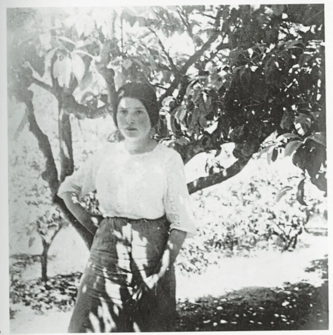 本作模特玛德琳·布鲁诺于雷诺瓦卡涅的花园，1914年