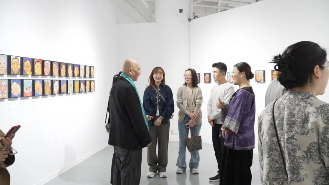 “大浪淘金——方力钧艺术展”现场 苏州金鸡湖美术馆