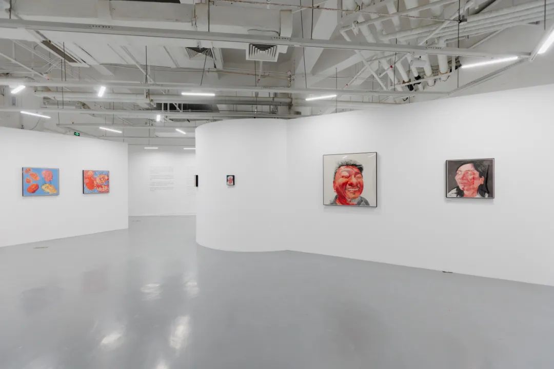 “大浪淘金——方力钧艺术展”现场 苏州金鸡湖美术馆