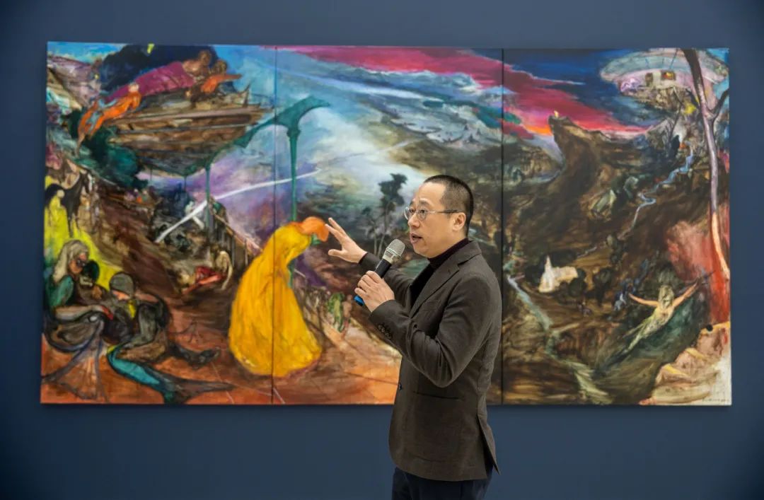 艺术家傅饶进行现场导览