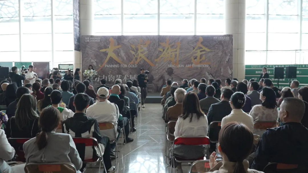 “大浪淘金——方力钧艺术展”现场 苏州金鸡湖美术馆