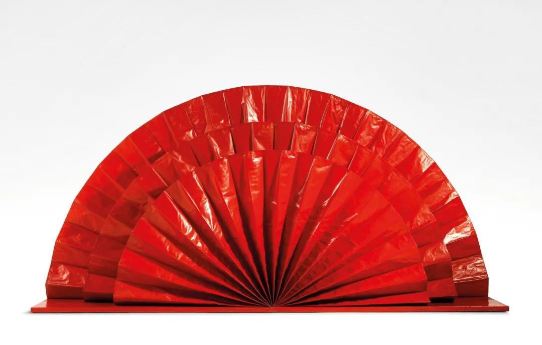 白发一雄《无题（红扇）》，漆于纸本、木雕，151&times;304.5&times;50.5cm，1965年作，拍卖成交价17,416,000港币