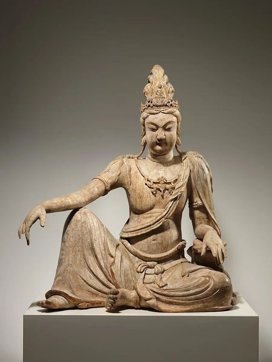 《彩绘木雕水月观音菩萨像》，彩绘木雕，118.1&times;95.3&times;71.1 cm，辽，大都会博物馆藏。