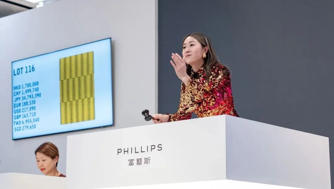 拍卖官黄莹于精选拍卖拍出草间弥生作品《河》，以近220万港元成交