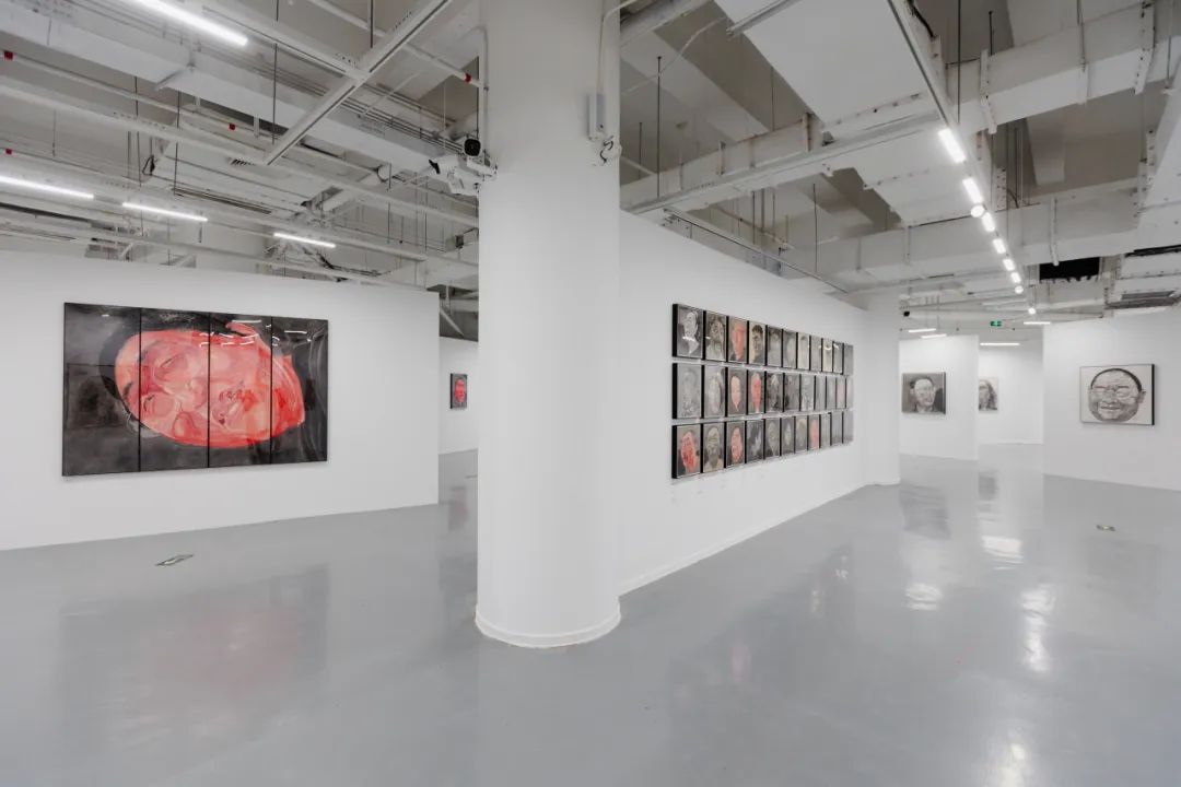 “大浪淘金——方力钧艺术展”现场 苏州金鸡湖美术馆