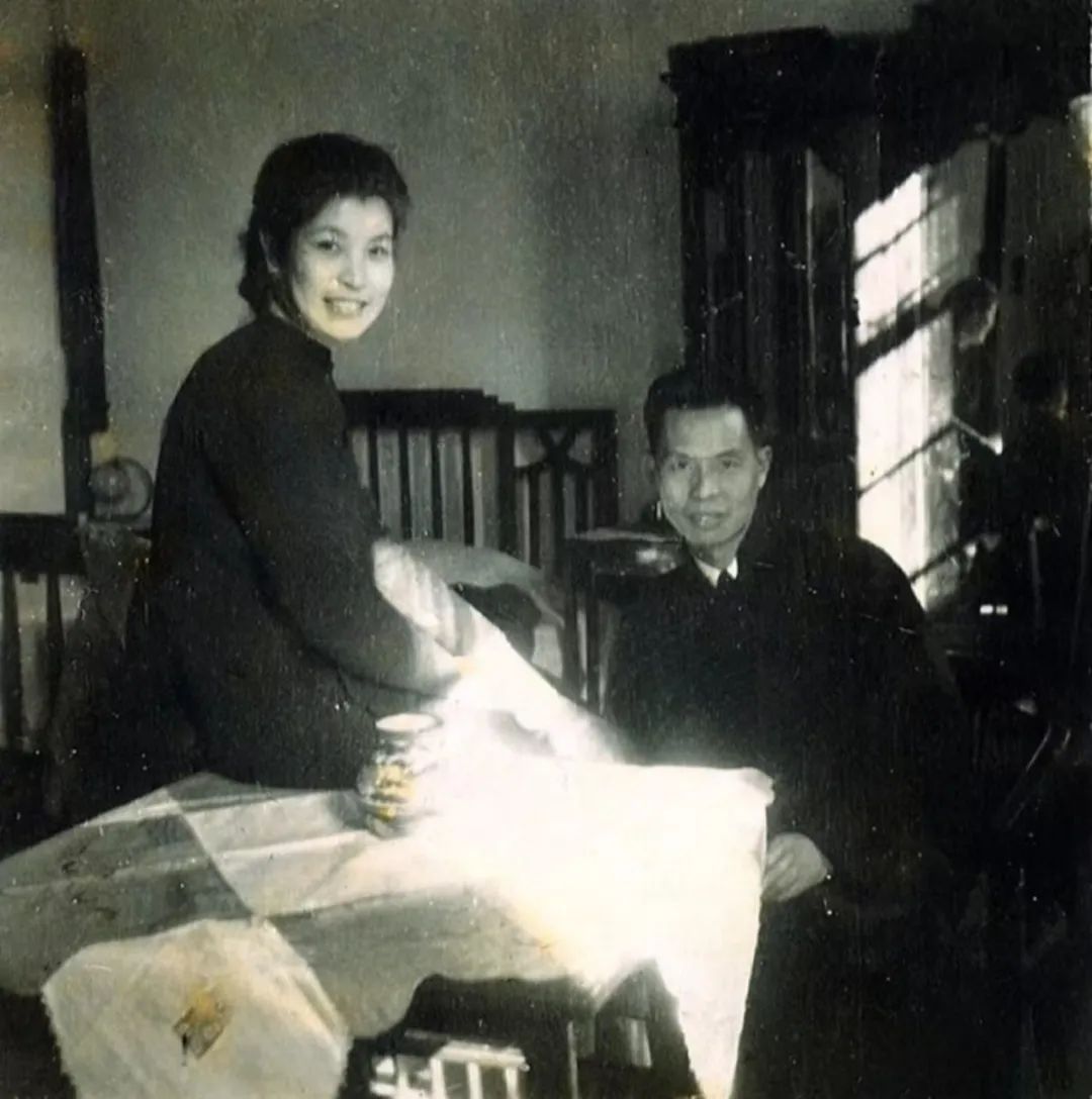 1960年代，吴大羽与太太在上海家中