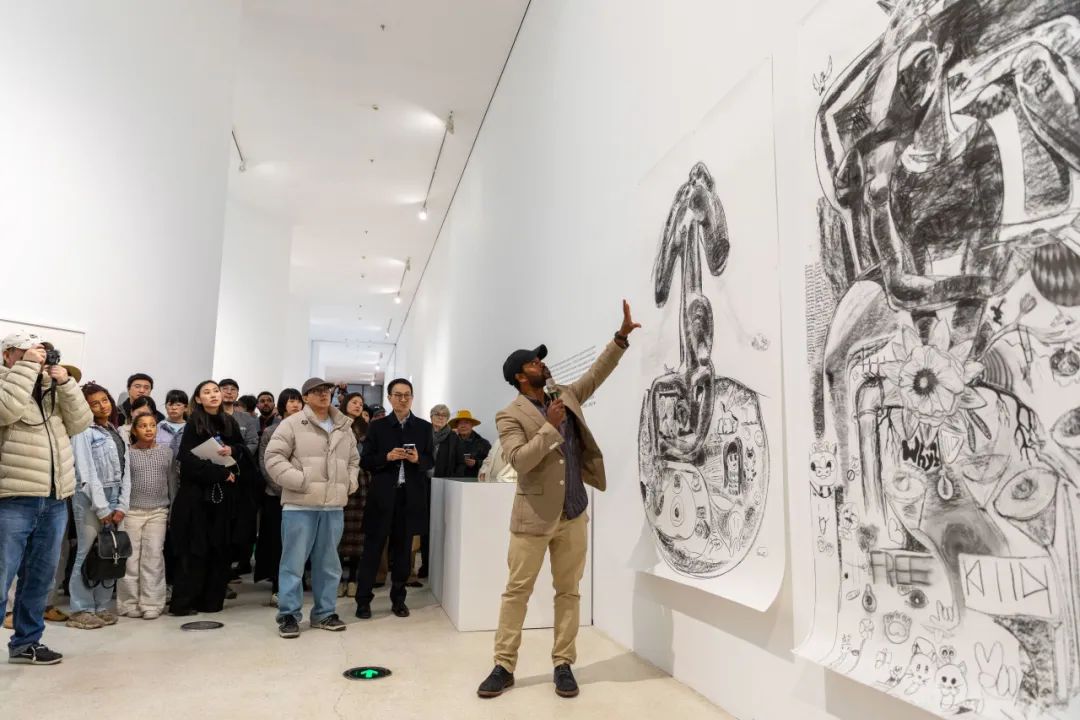 特斯法耶·乌尔盖萨进行现场导览