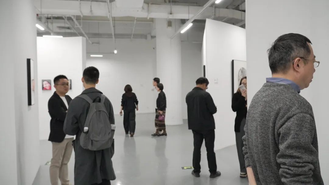 “大浪淘金——方力钧艺术展”现场 苏州金鸡湖美术馆
