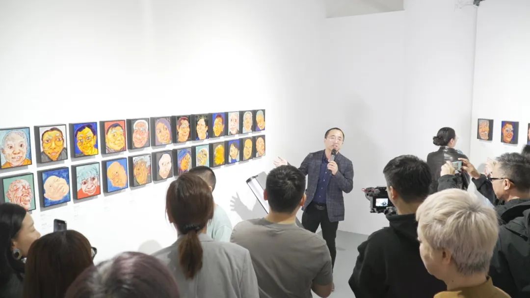 “大浪淘金——方力钧艺术展”现场 苏州金鸡湖美术馆