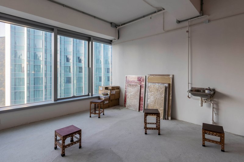 《GHOSTLY, GODLY 人間》展览现场，2026