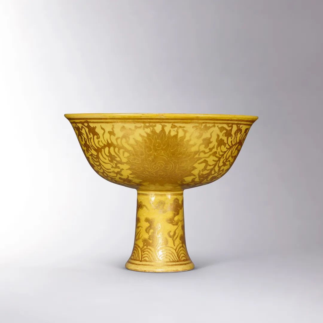 明嘉靖 黄地描金缠枝莲纹高足盌