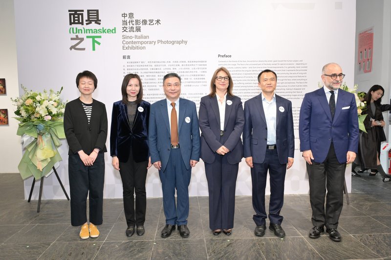 &ldquo;面具之下&mdash;&mdash;中意当代影像艺术交流展&rdquo;开幕现场嘉宾合影