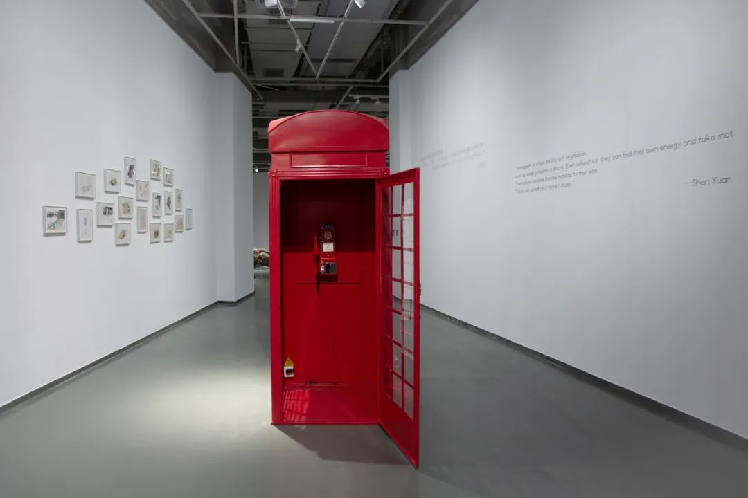 ▲沈远《来深圳的都是深圳人,请不要追问我的原籍》 金属、电子视频,92 × 92 × 240 cm,2025