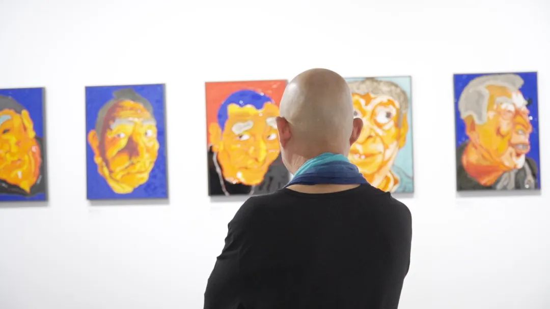 方力钧在「大浪淘金:方力钧艺术展」展览现场 苏州金鸡湖美术馆,2026